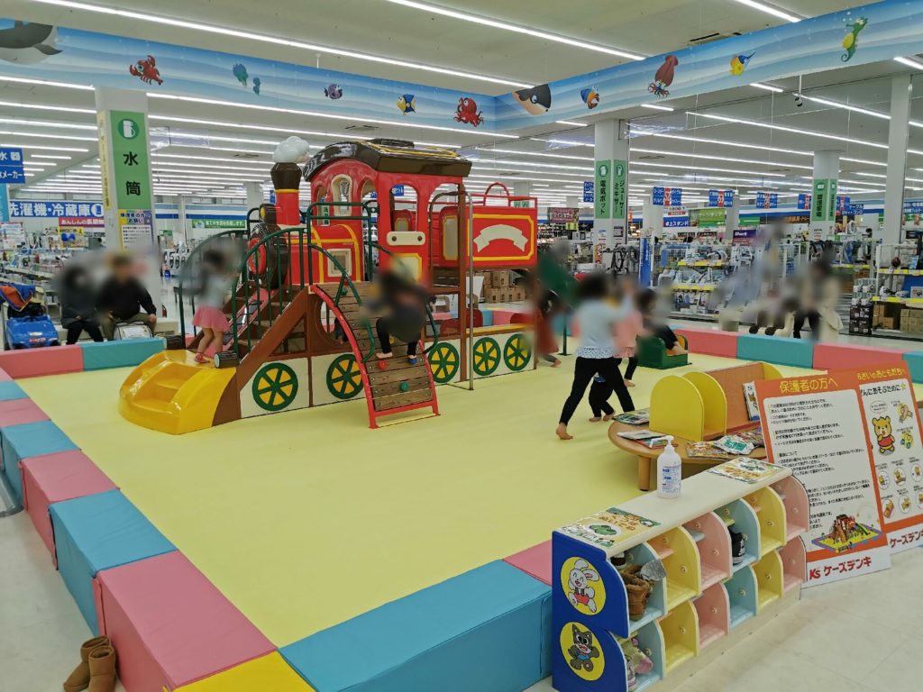 お店の中に大きな遊具 ケーズデンキ仙台港店のキッズランド