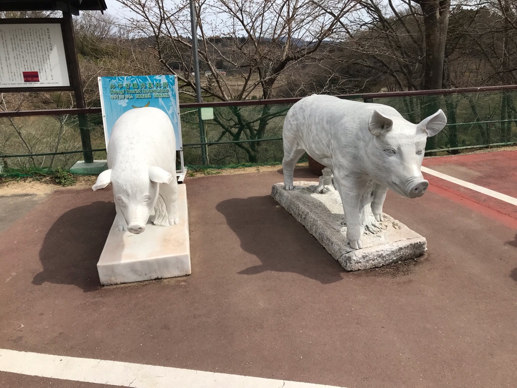 豚の銅像