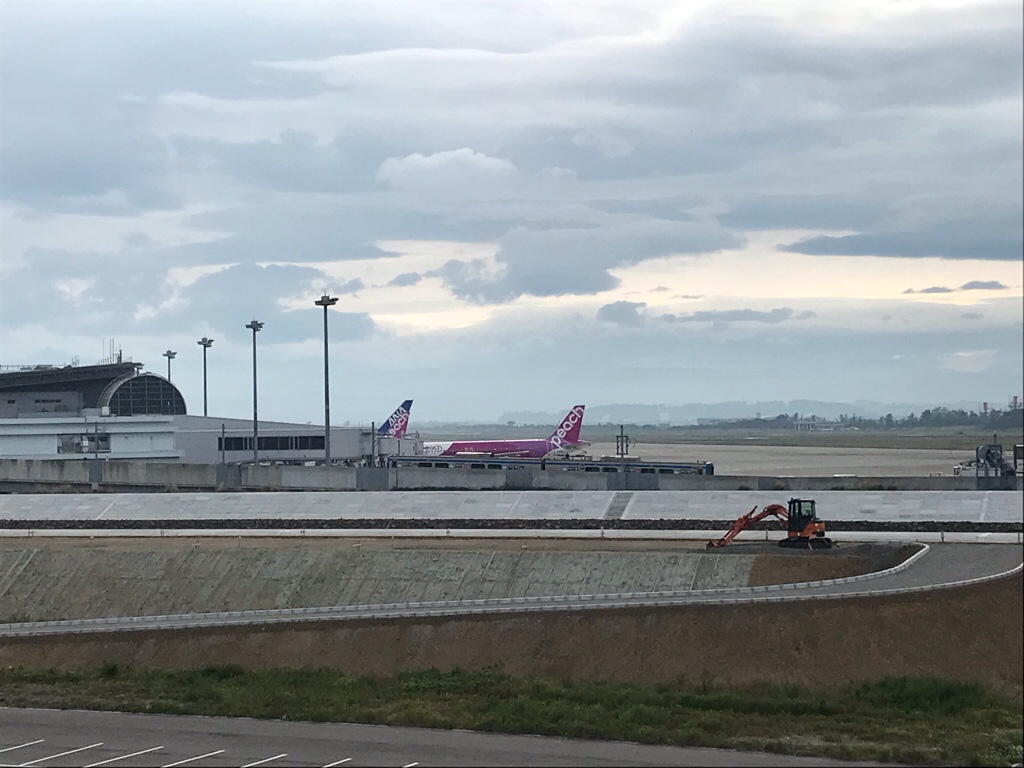 避難丘から仙台空港ターミナルを望む